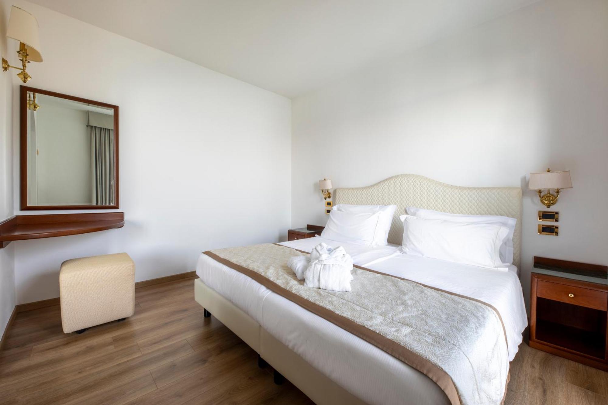 Hotel Villa Capri Gardone Riviera Kültér fotó