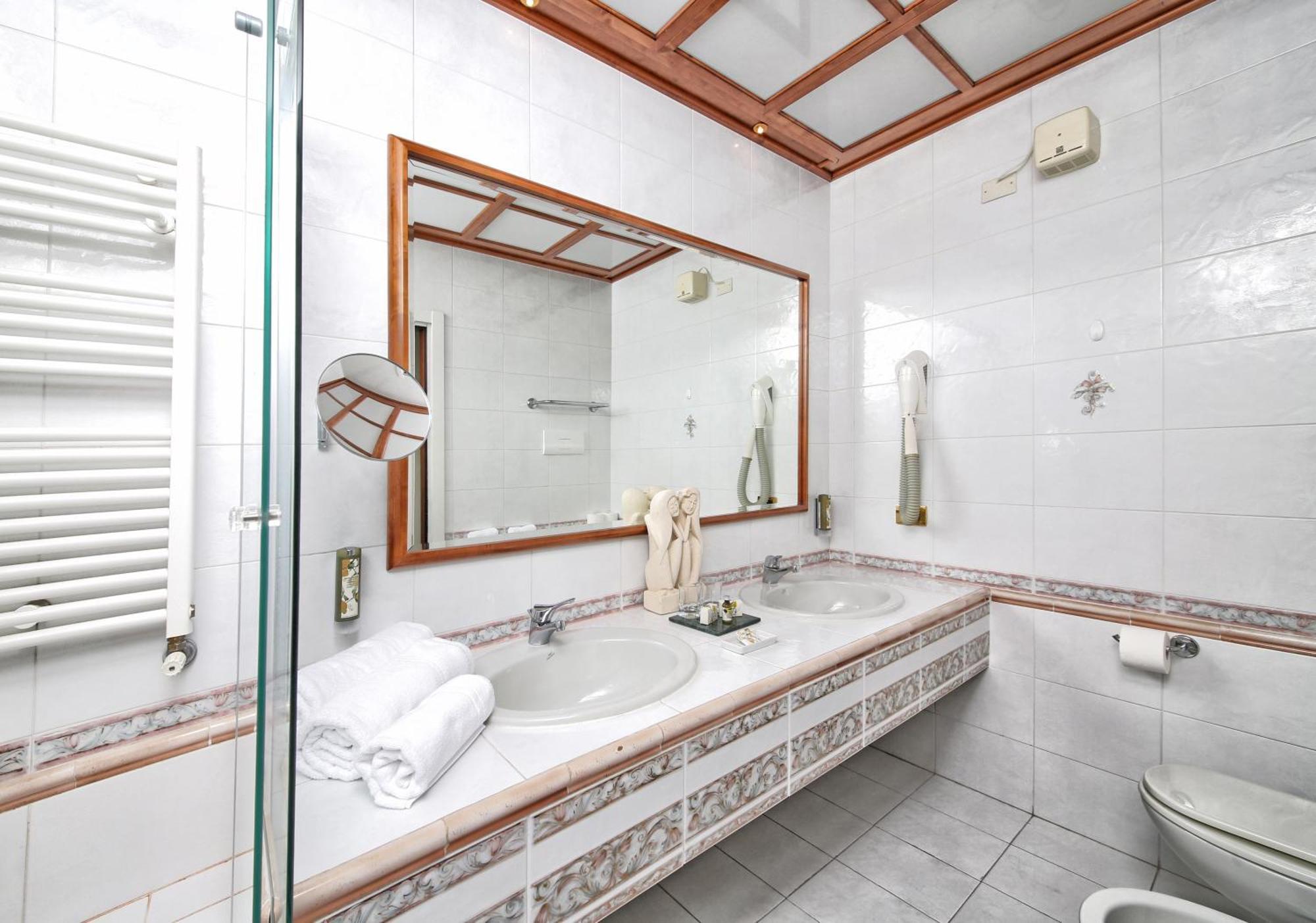 Hotel Villa Capri Gardone Riviera Szoba fotó